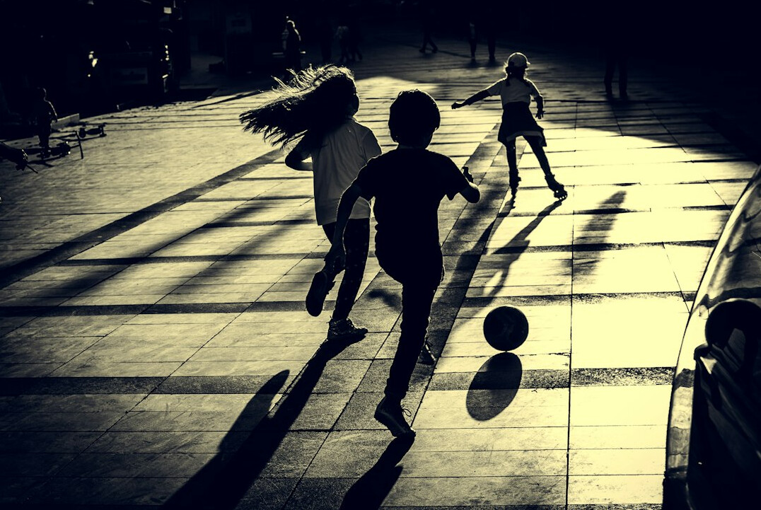 Children playing in a Chilean city street